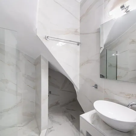 Sky View Maisonette - Shared Pool Access *